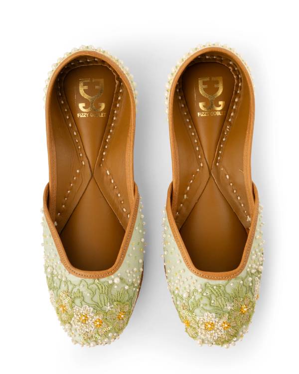 Balcony Breeze : Juttis - Image 2