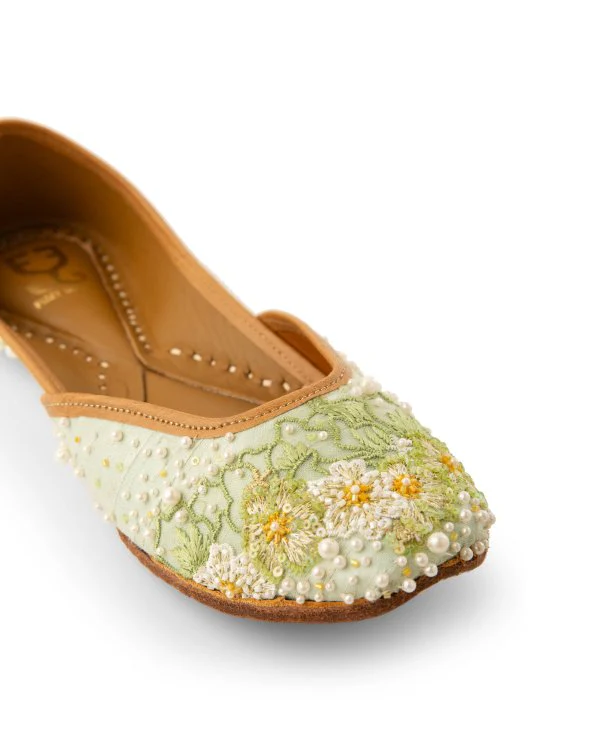 Balcony Breeze : Juttis - Image 3